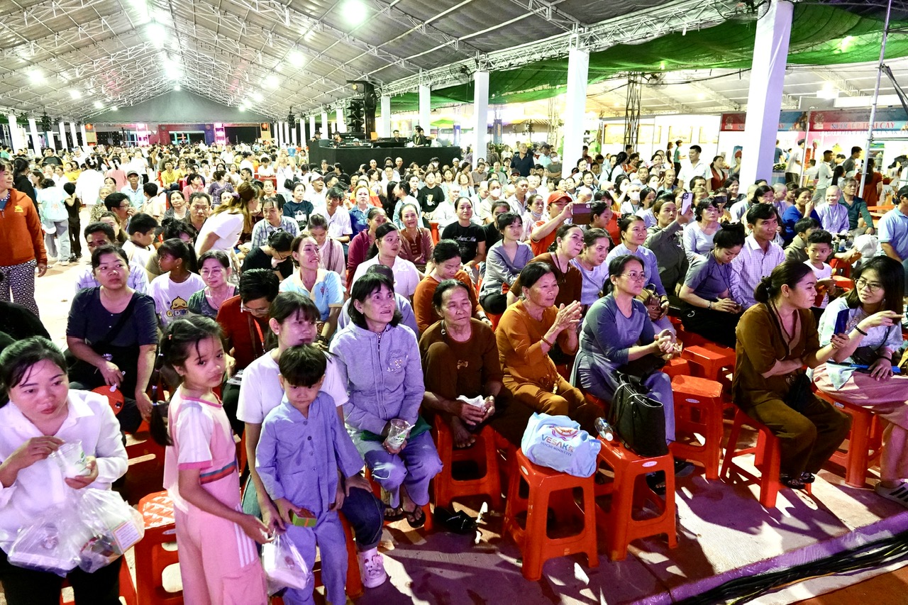 Lê Tứ, Hà Như hát nhạc kịch cải lương Cuộc đời Đức Phật ở Đại lễ Vesak 2025 - Ảnh 2.