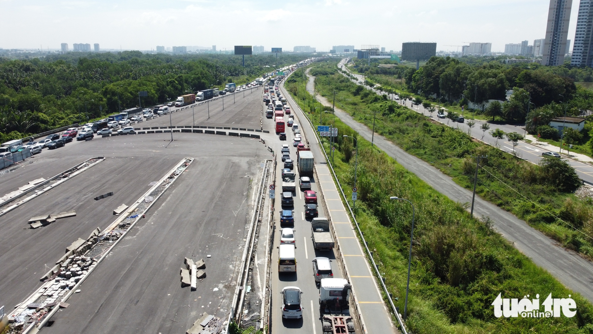 Tai nạn trên cao tốc TP.HCM - Long Thành, ùn ứ kéo dài 8km - Ảnh 4.