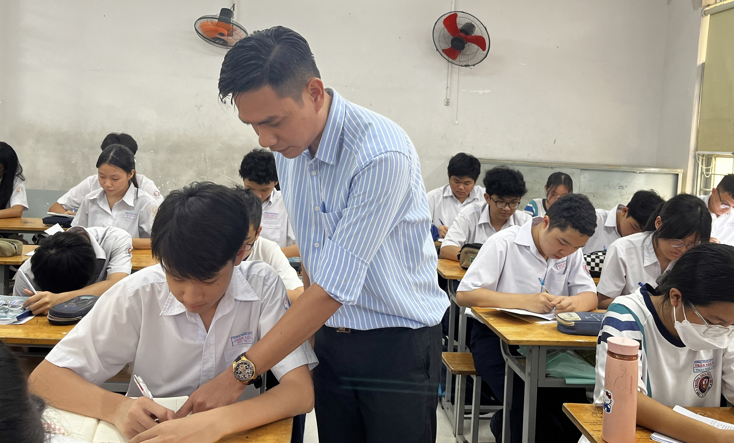 'Câu lạc bộ' ôn thi miễn phí cho học sinh - Ảnh 1. lớp 10 - Ảnh 1.