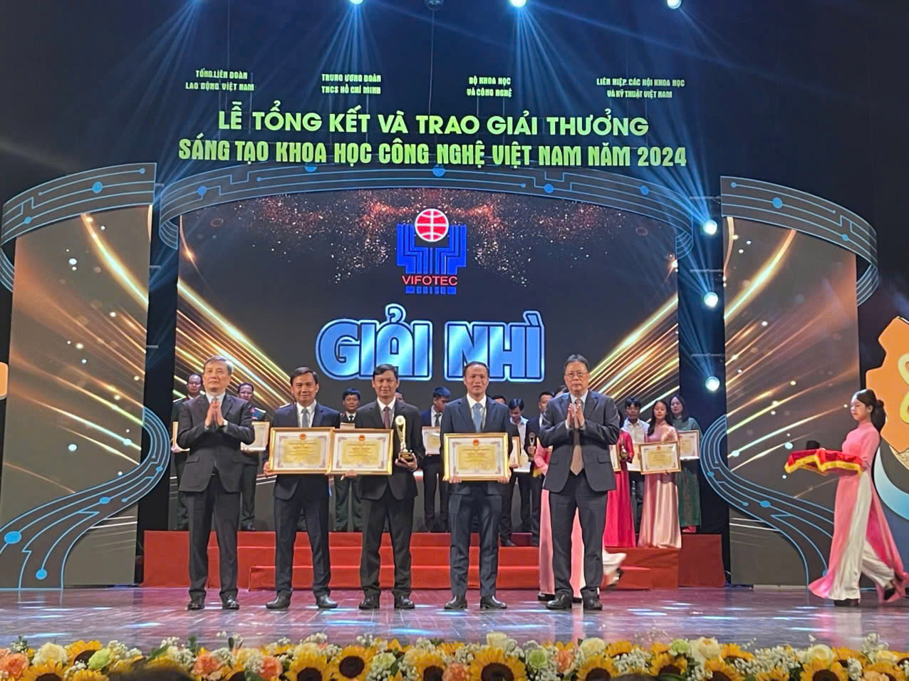EVNCPC giành 5 giải thưởng 'Sáng tạo khoa học công nghệ Việt Nam 2024' - Ảnh 1.