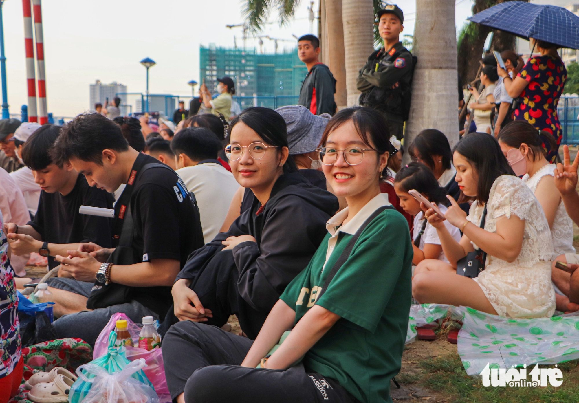 Hàng ngàn người chen chân chọn 'view bạc triệu' xem pháo hoa quốc tế - Ảnh 4.