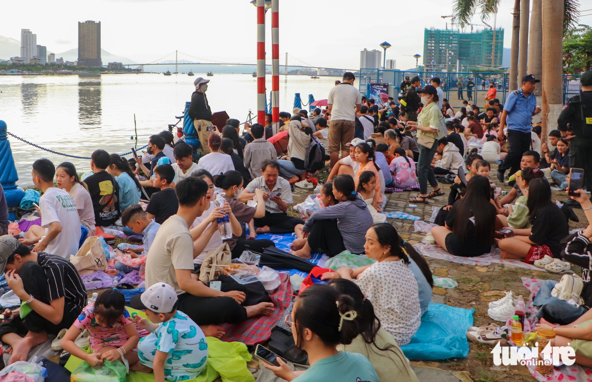 Hàng ngàn người chen chân chọn 'view bạc triệu' xem pháo hoa quốc tế - Ảnh 5.
