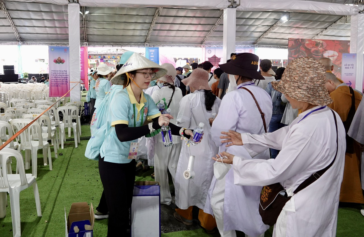Chiêm bái xá lợi Phật - Ảnh 7. Hàng chục ngàn người dân và Phật tử đến chiêm bái xá lợi Phật - Ảnh 7.