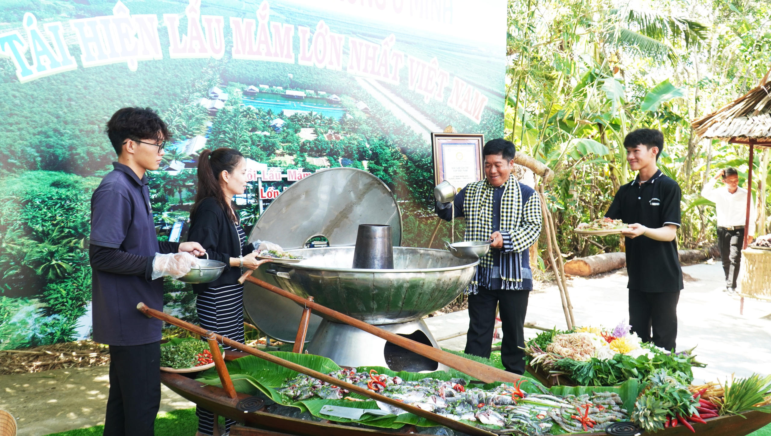 Vì sao Cà Mau là 'tỉnh lẻ' mà thu từ du lịch hơn 235 tỉ đồng trong dịp lễ? - Ảnh 2.