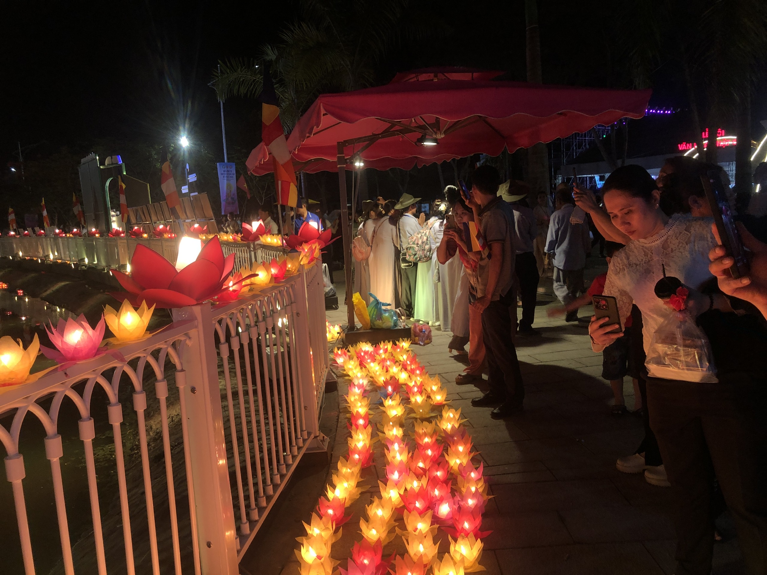 Đêm hoa đăng cầu nguyện hòa bình tại Vesak 2025 - Ảnh 6. hoa đăng - Ảnh 7.