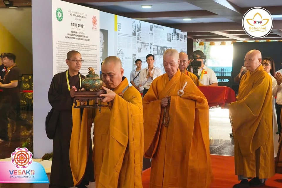 Thousands gather in Ho Chi Minh City to venerate heart relic of Bodhisattva Thich Quang Duc- Ảnh 13. Thousands gather in Ho Chi Minh City to venerate heart relic of Bodhisattva Thich Quang Duc- Ảnh 13.