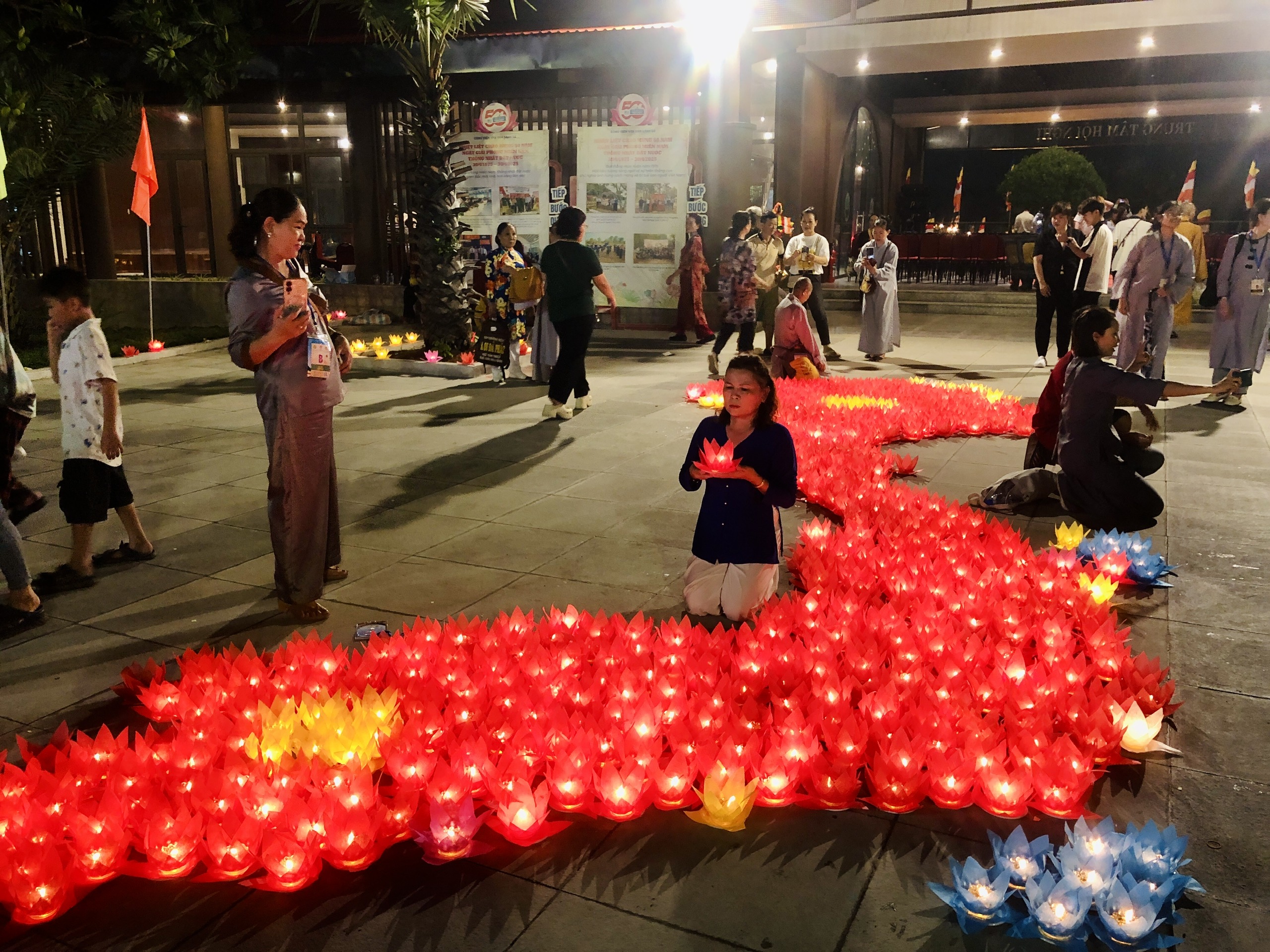 Đêm hoa đăng cầu nguyện hòa bình tại Vesak 2025 - Ảnh 3. hoa đăng - Ảnh 4.