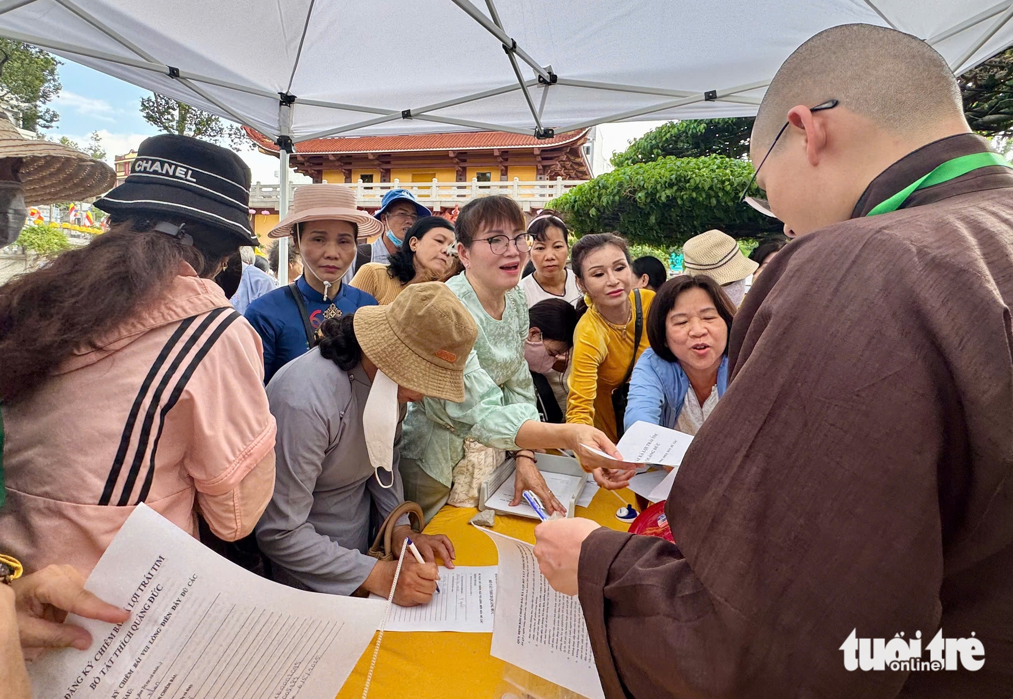 Thousands gather in Ho Chi Minh City to venerate heart relic of Bodhisattva Thich Quang Duc- Ảnh 4. Thousands gather in Ho Chi Minh City to venerate heart relic of Bodhisattva Thich Quang Duc- Ảnh 4.