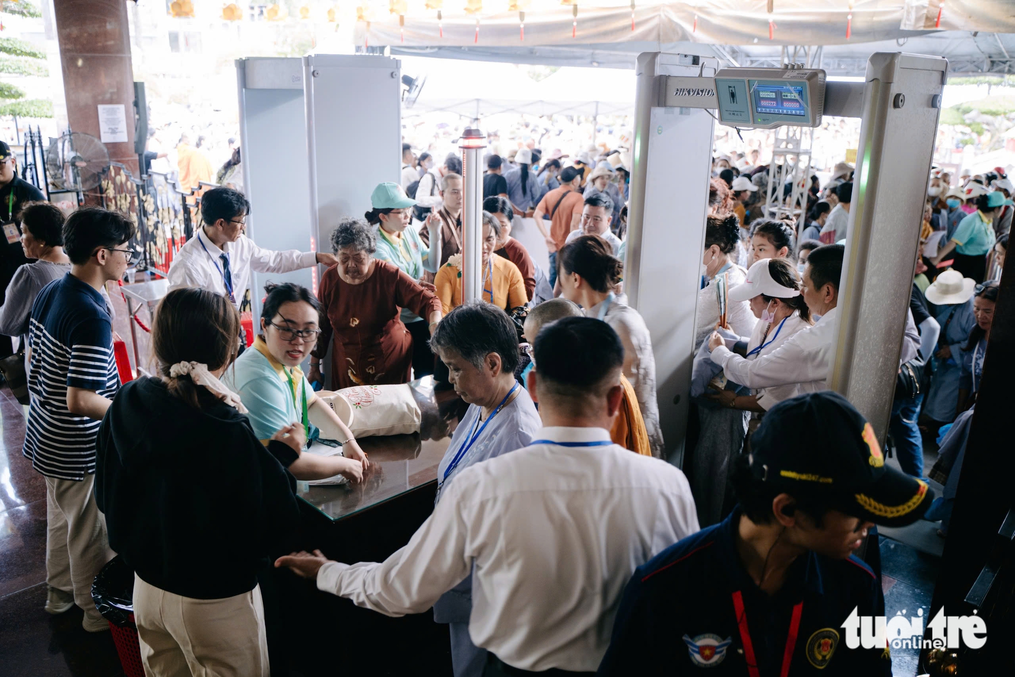 Thousands gather in Ho Chi Minh City to venerate heart relic of Bodhisattva Thich Quang Duc- Ảnh 5. Thousands gather in Ho Chi Minh City to venerate heart relic of Bodhisattva Thich Quang Duc- Ảnh 5.