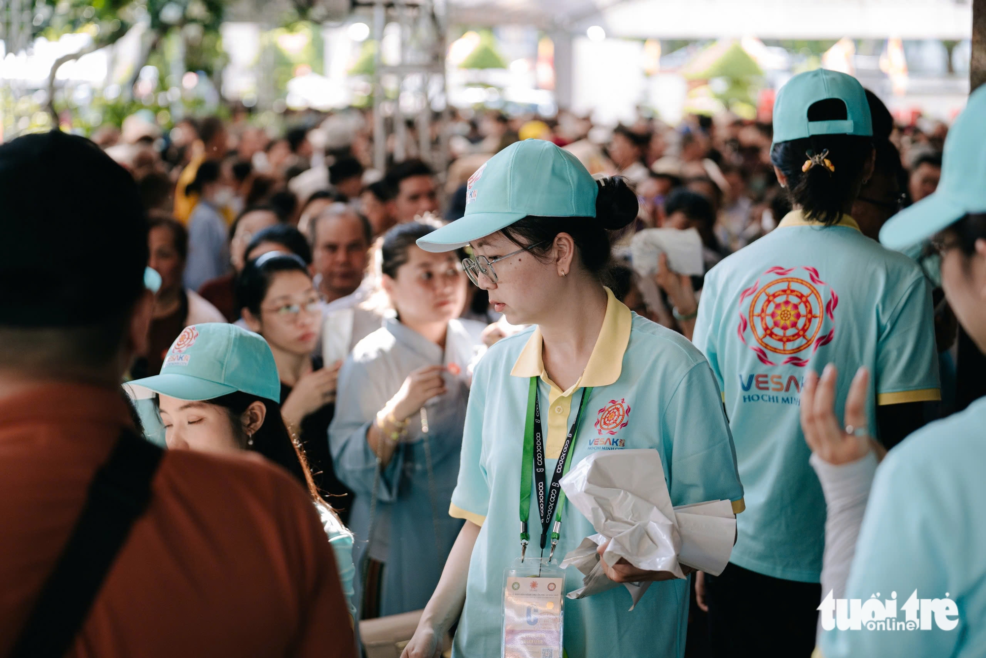 Thousands gather in Ho Chi Minh City to venerate heart relic of Bodhisattva Thich Quang Duc- Ảnh 10. Thousands gather in Ho Chi Minh City to venerate heart relic of Bodhisattva Thich Quang Duc- Ảnh 10.