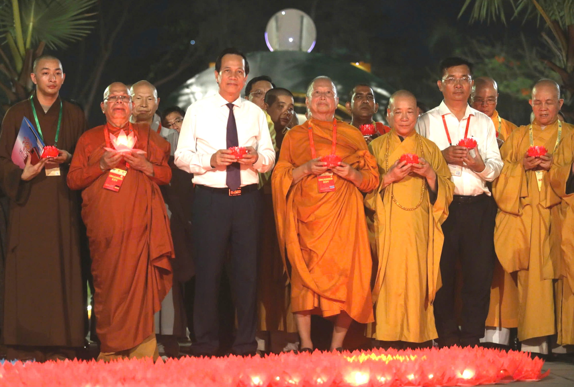 Đêm hoa đăng cầu nguyện hòa bình tại Vesak 2025 - Ảnh 1. hoa đăng - Ảnh 1.