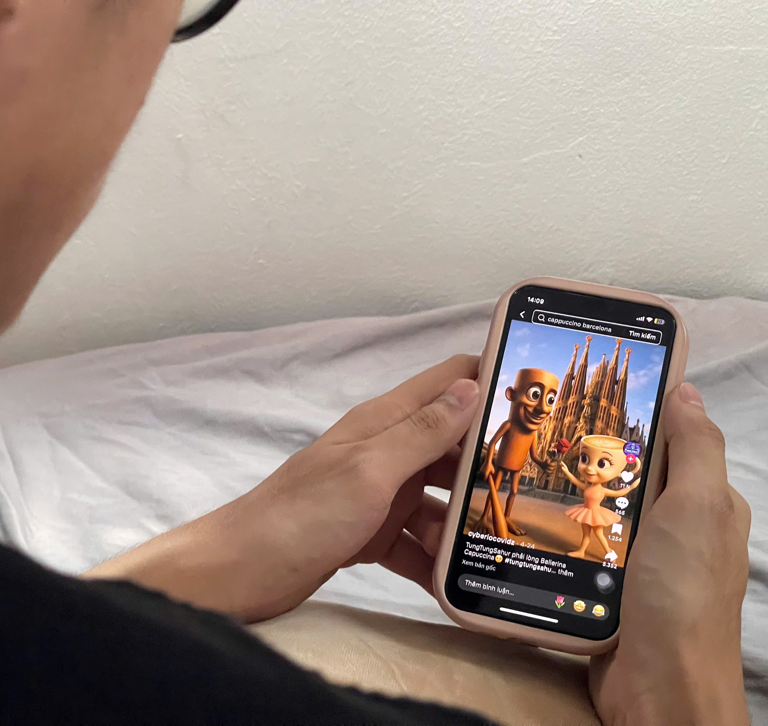 Cảnh nhiều bạn trẻ đang xem và tương tác với các nhân vật trong trào lưu "thối não", cho thấy sự hưởng ứng tích cực của cộng đồng với các **hình quái vật bánh mì** và nhân vật kỳ dị khác.