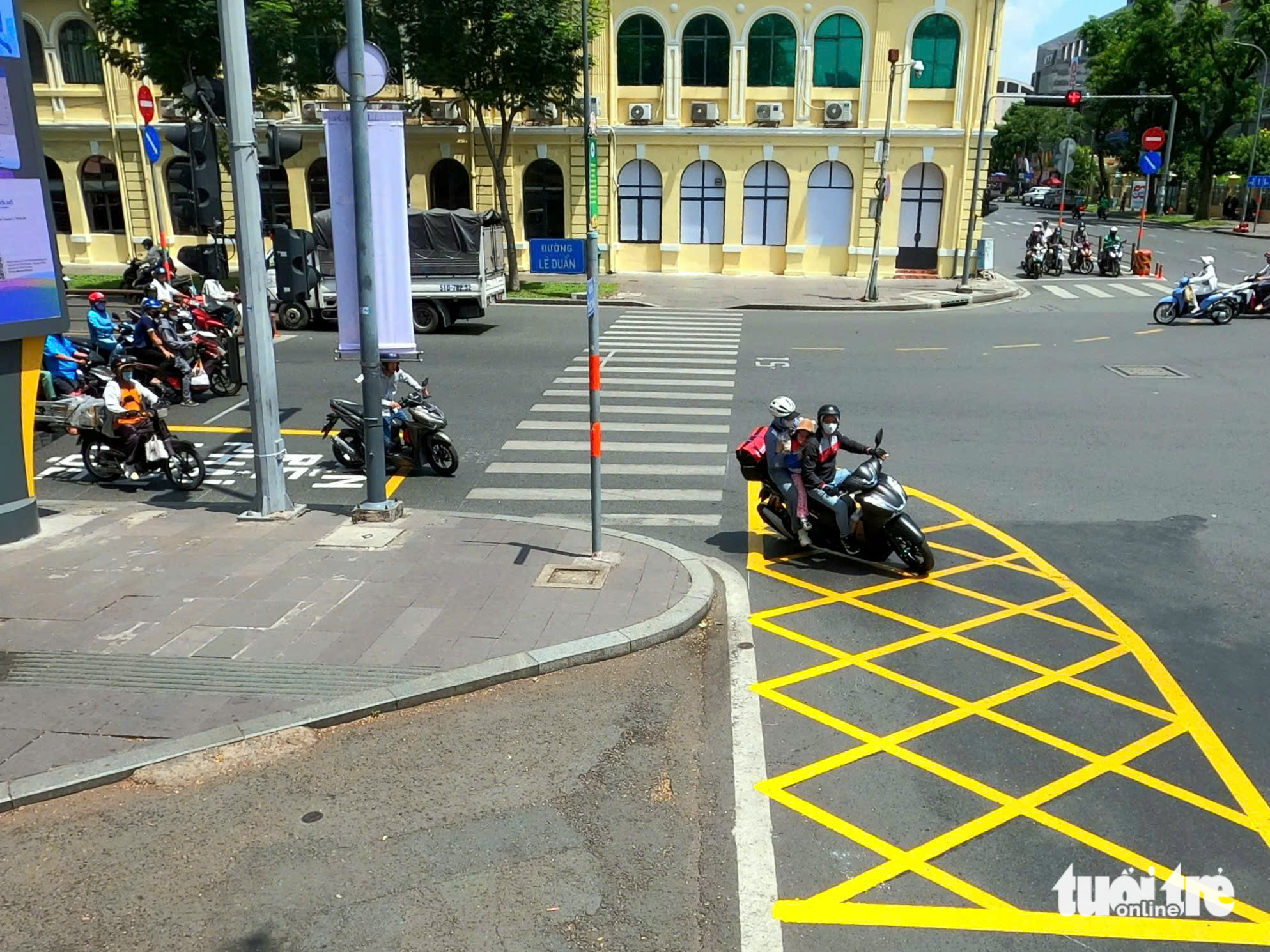 Có vạch mắt võng tại giao lộ Lê Duẩn - Tôn Đức Thắng, xe rẽ phải thuận lợi hơn - Ảnh 1.
