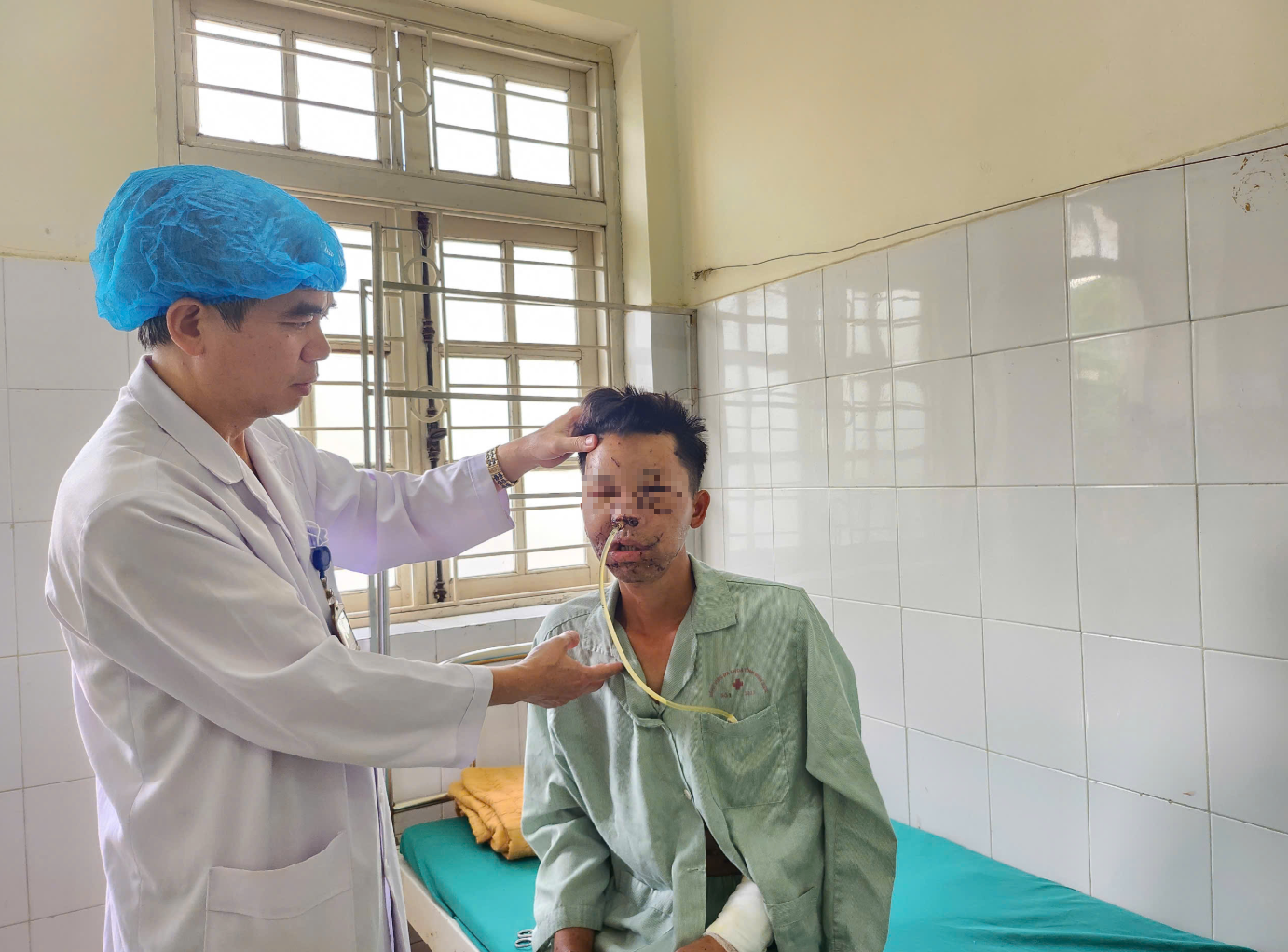 Bị gấu tấn công, người đàn ông biến dạng cả mặt - Ảnh 1. gấu rừng tấn công - Ảnh 1.