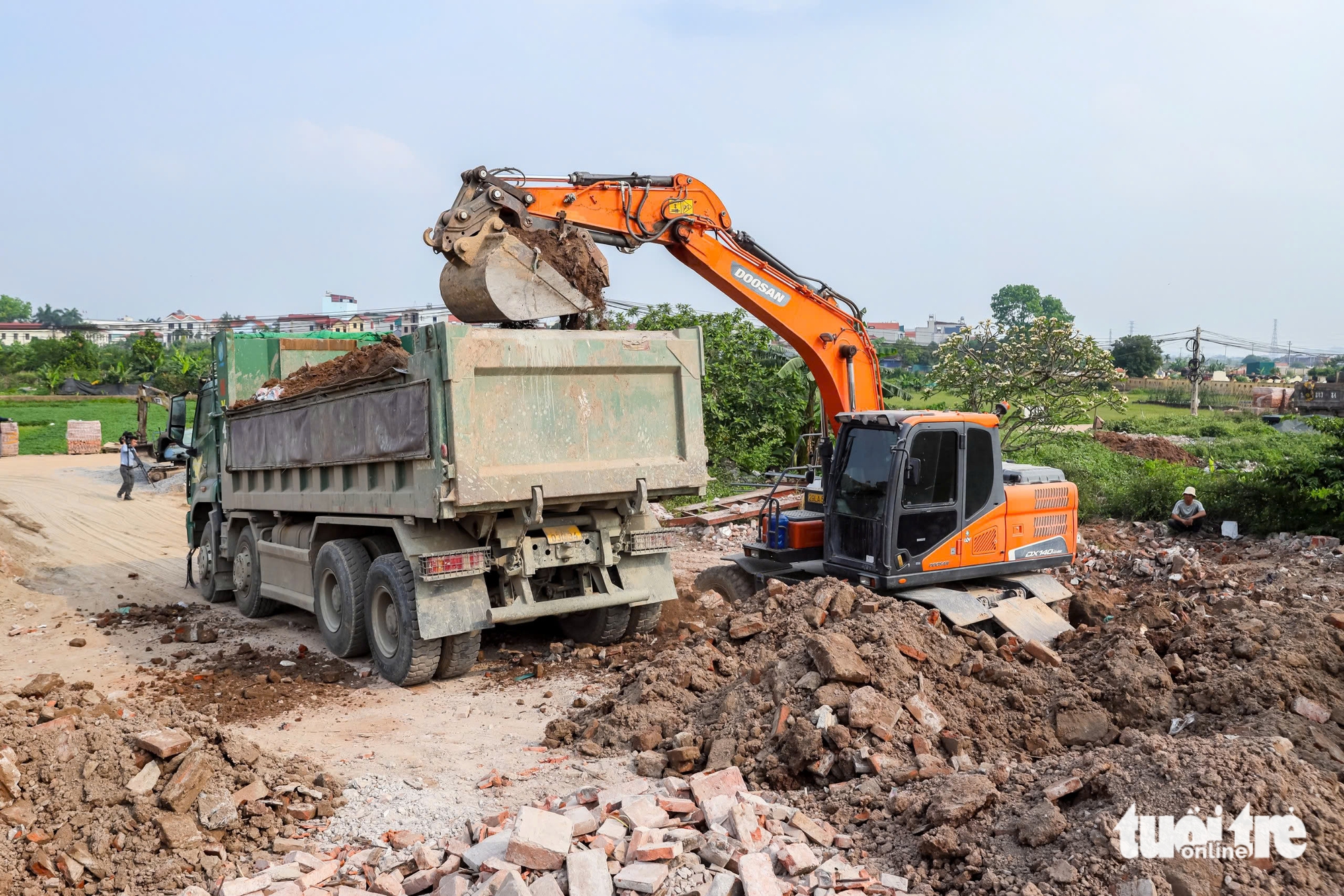 Chính quyền hạ quyết tâm ngăn chặn đổ bậy phế thải vào đất nông nghiệp - Ảnh 2.