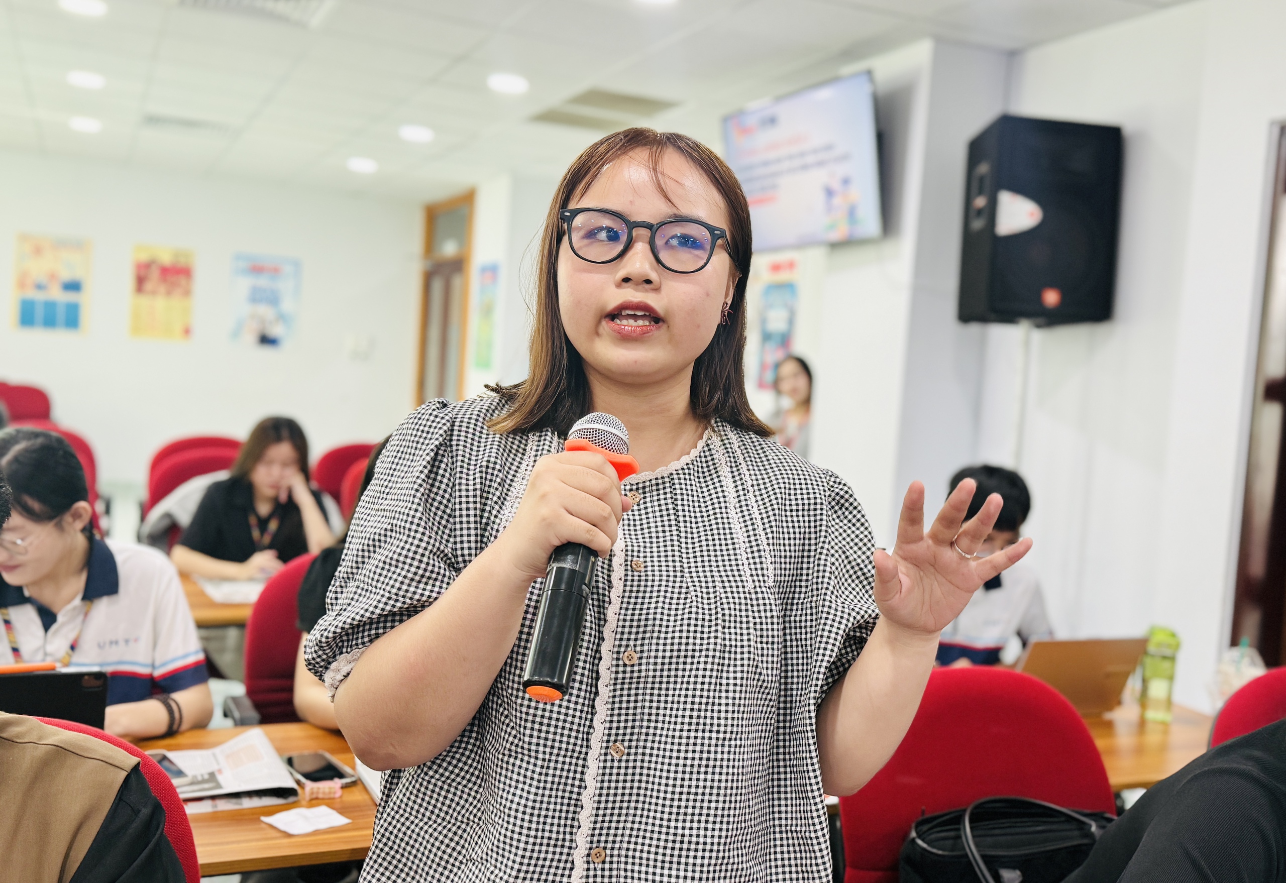 Sinh viên Trường đại học Quản lý và Công nghệ TP.HCM bắt đầu học tại báo Tuổi Trẻ - Ảnh 6.
