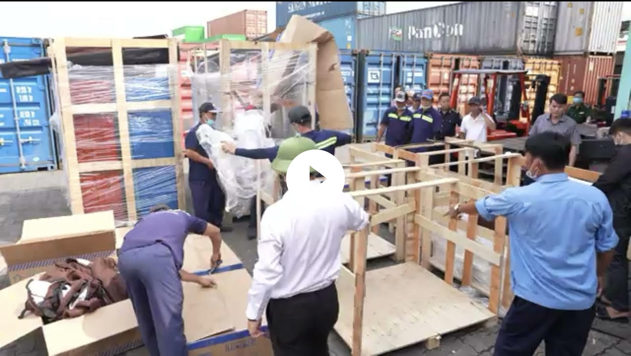 Phát hiện thuốc lá lậu gần 6 tỉ đồng trong lô hàng gạch lát nền, ghế sofa... tại cảng Cát Lái - Ảnh 1.
