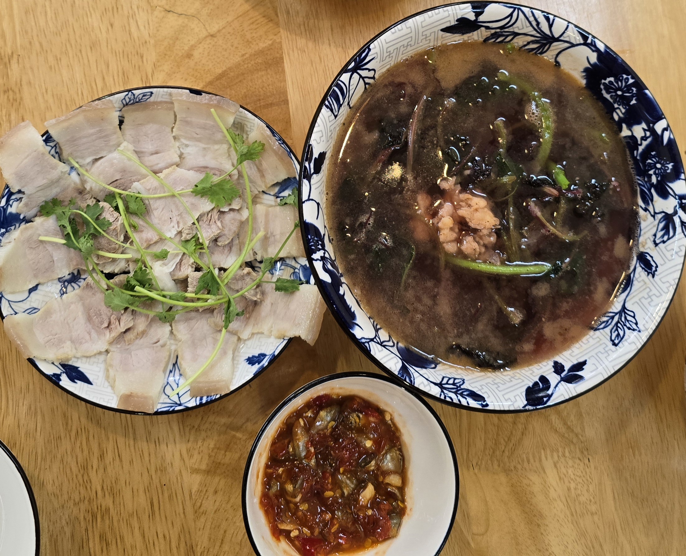 Chủ quán Mệ Chơn hướng dẫn nấu canh cá cơm lá me đất, bún xáo bò và cách muối cà trắng giòn - Ảnh 1. Mệ Chơn - Ảnh 1.