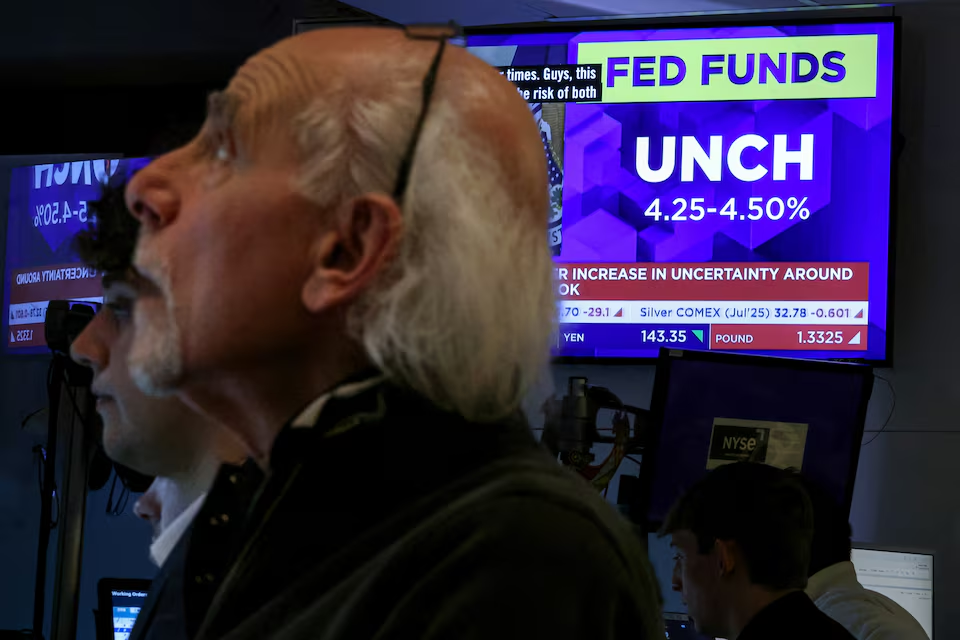 Fed sees rising risks to economy as it leaves rates unchanged