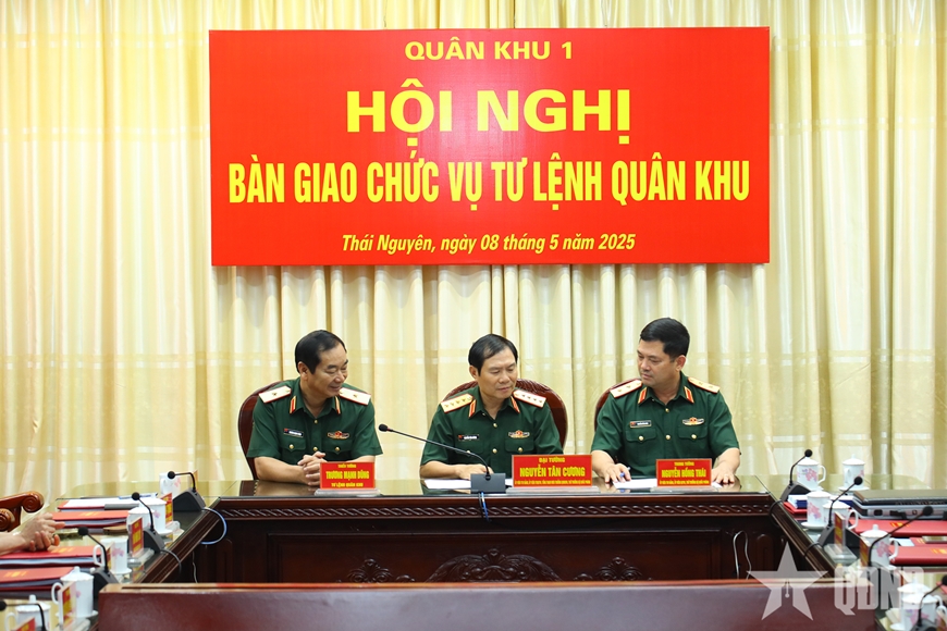 Trung tướng Nguyễn Hồng Thái bàn giao chức vụ tư lệnh Quân khu 1 cho Thiếu tướng Trương Mạnh Dũng - Ảnh 1.
