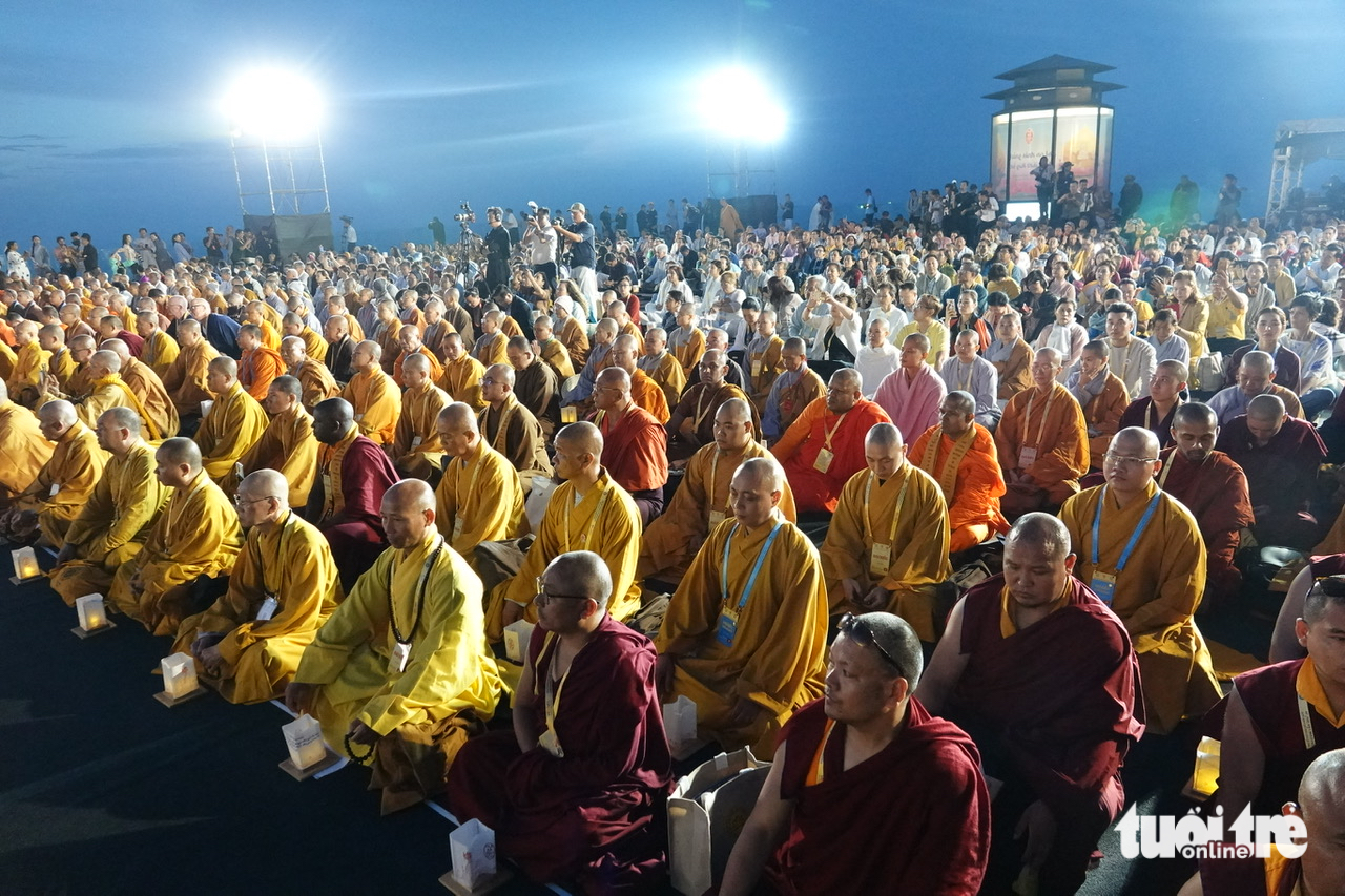 Hàng ngàn người thắp nến cầu nguyện hòa bình thế giới tại núi Bà Đen - Ảnh 4.