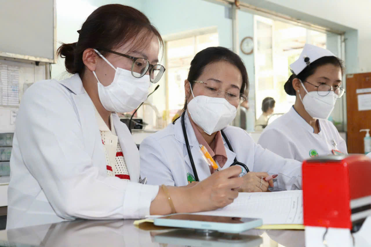 Bé trai 2 tuổi uống nhầm bột thông cống vì tưởng đồ ăn - Ảnh 1.