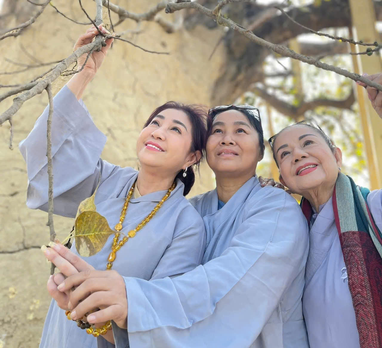 Thoai Mieu، Phuong Loan، Vo Minh Lam... در روز تولد بودا با احترام بخوان - عکس 3. Thoại Miêu - Ảnh 2.