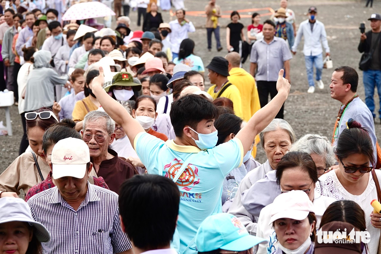 Vesak - Ảnh 1. tình nguyện viên - Ảnh 1.