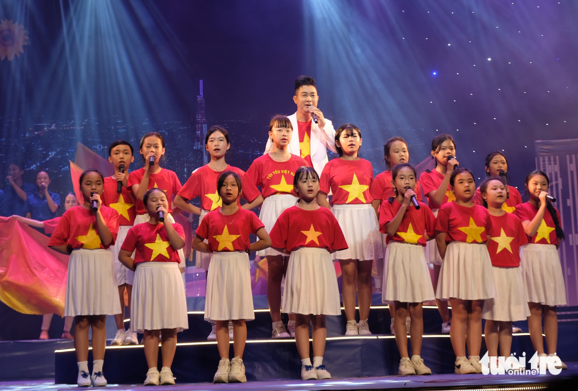 Live show Ánh dương soi sáng của Lê Anh Tuấn với những ca khúc về Bác Hồ - Ảnh 6.