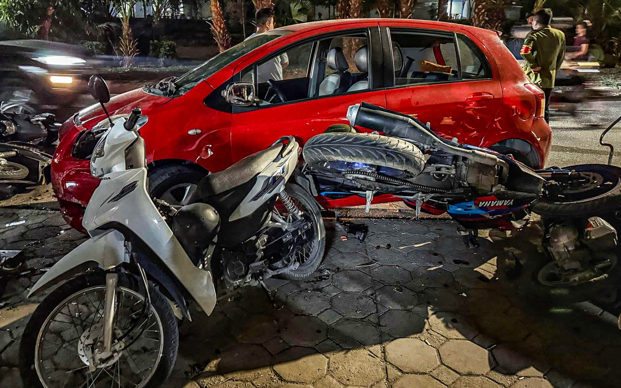 Tài xế Toyota Avanza gây chú ý khi làm thao tác nhỏ tránh bị đâm từ phía sau khi kẹt xe - Ảnh 1.
