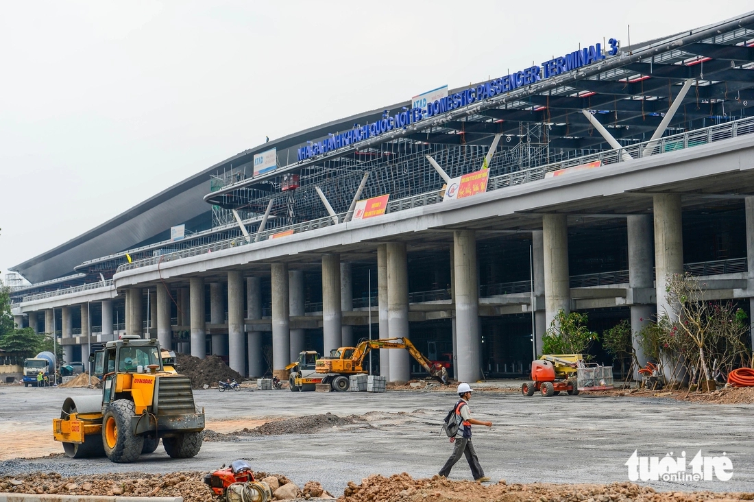 Nhà ga T3 Tân Sơn Nhất bị dột sau mưa lớn: Bộ Xây dựng yêu cầu xử lý dứt điểm - Ảnh 1.