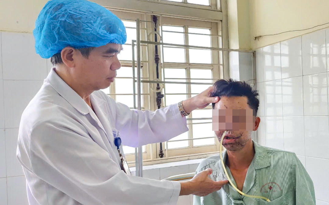Bị gấu rừng tấn công, người đàn ông biến dạng cả mặt - Ảnh 1. gấu rừng tấn công - Ảnh 1.