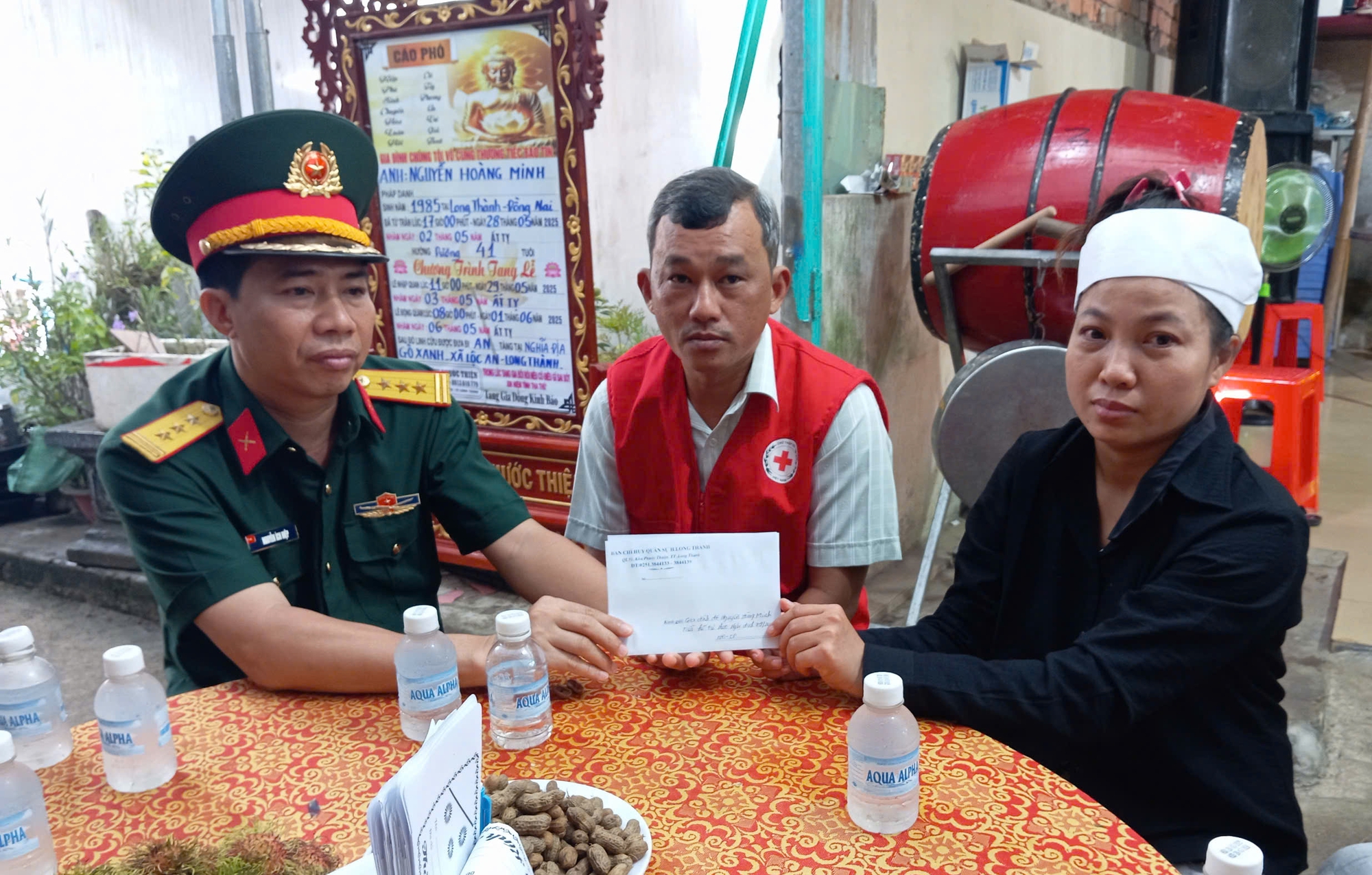 Thăm hỏi gia đình đại úy xả thân cứu 3 trẻ bị đuối nước ở Bình Định - Ảnh 1.