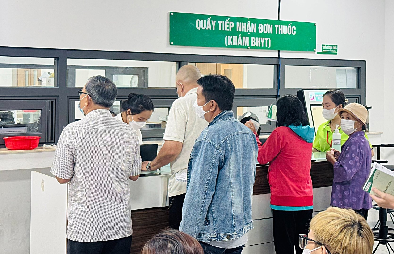 Xếp hàng, chờ 'dài cổ' lấy thuốc bệnh mạn tính - Ảnh 1. bệnh mạn tính - Ảnh 1.