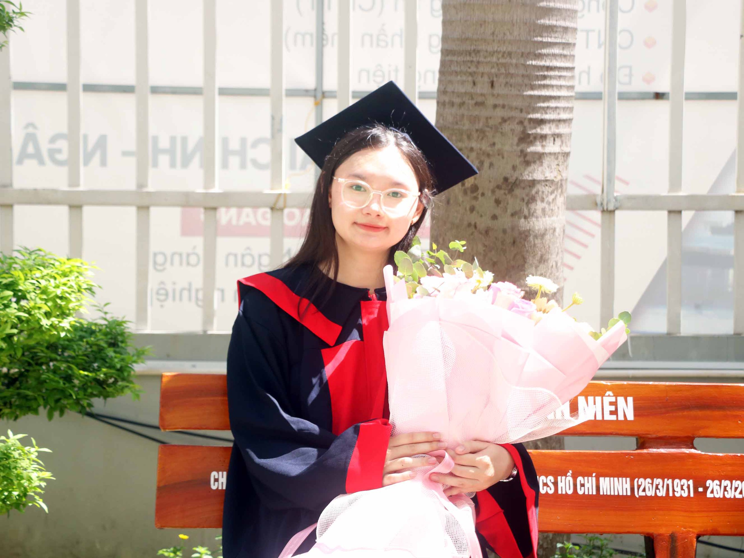 Chọn học cao đẳng để 'nhẹ gánh' cha mẹ, nữ sinh tốt nghiệp thủ khoa với điểm tuyệt đối - Ảnh 1.