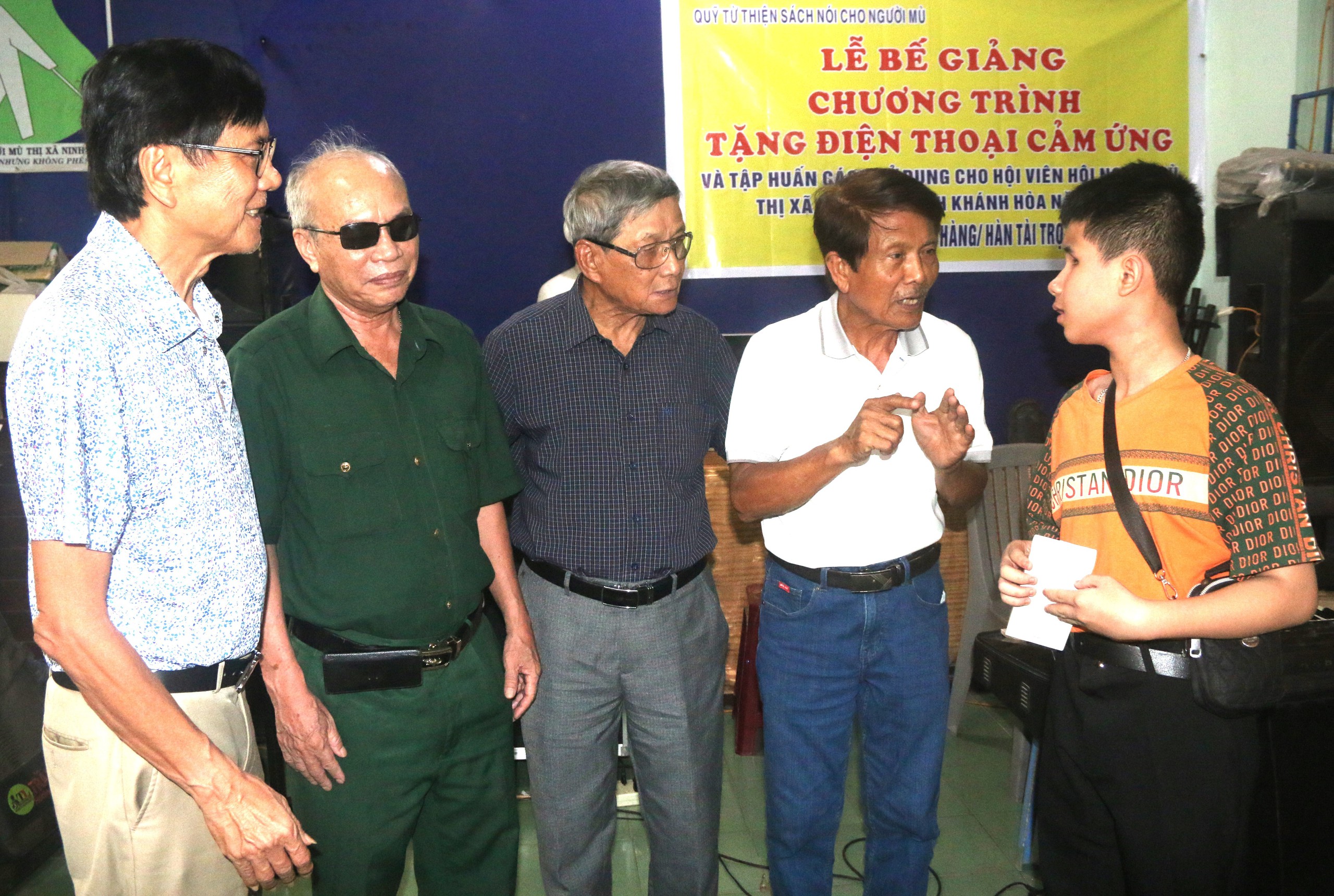 'Đôi mắt' cho người mù - Ảnh 1. 'Đôi mắt' cho người mù - Ảnh 1.