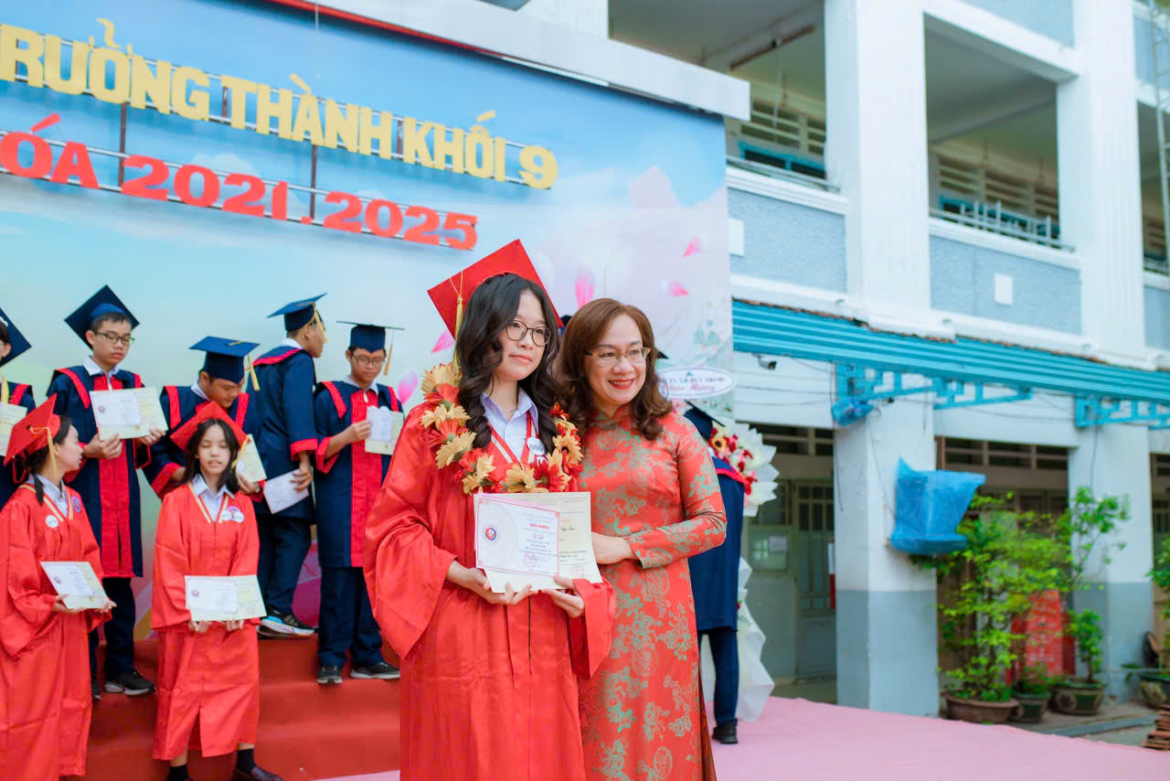 Thủ khoa chuyên Hóa Trường Phổ thông Năng khiếu luôn có bố mẹ đồng hành- Ảnh 3.