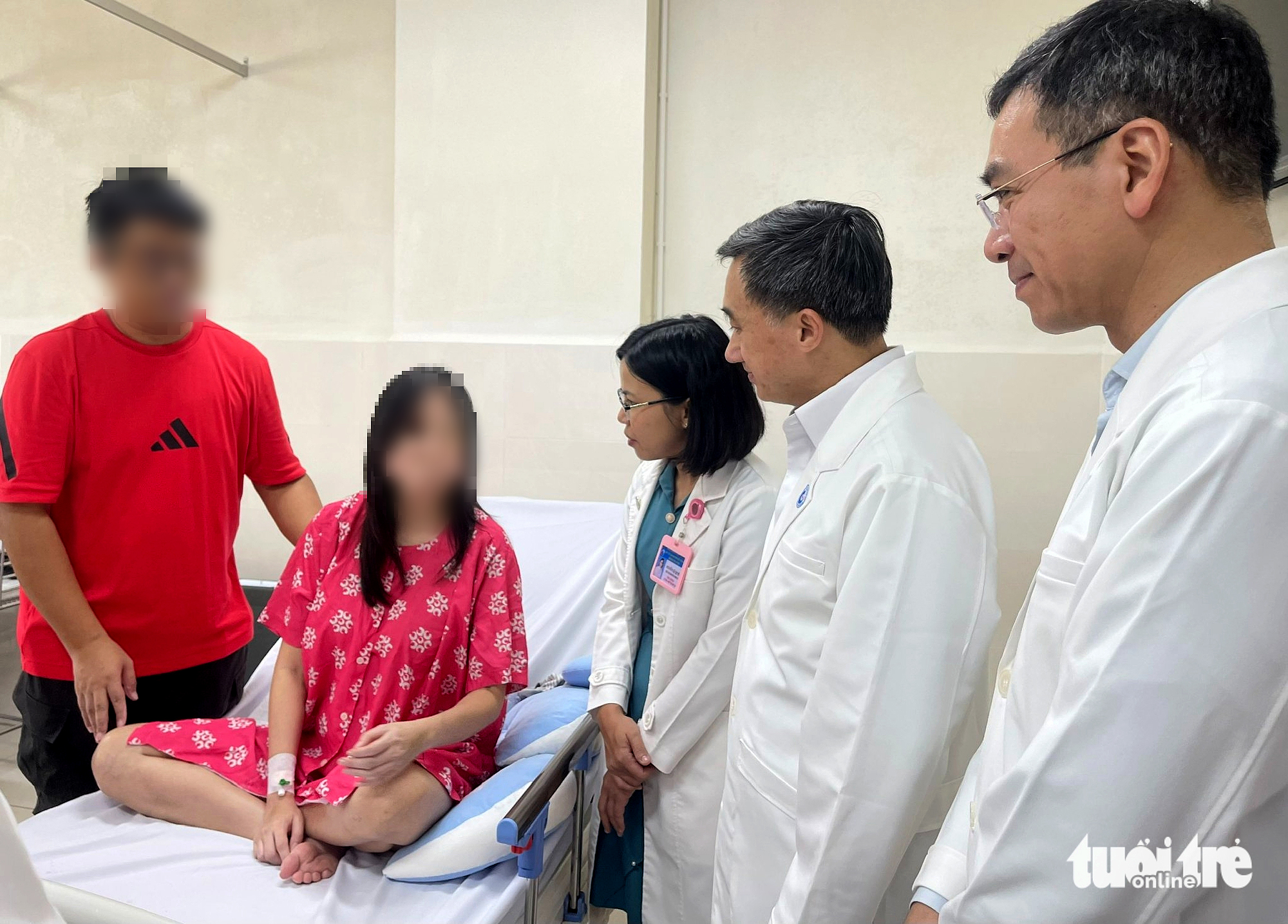 Sản phụ Singapore có bào thai được bác sĩ Việt Nam thông tim đã về nước an toàn - Ảnh 1.