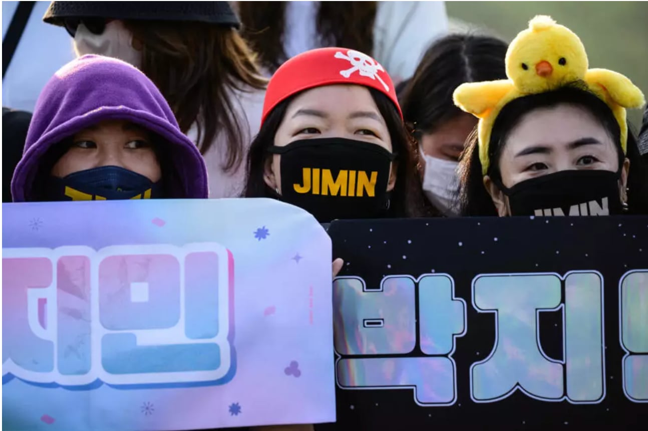 Jimin, Jungkook xuất ngũ, BTS rục rịch trở lại; Kim Tử Long làm khán giả ủng hộ bà xã diễn San Hậu - Ảnh 2. BTS - Ảnh 2.