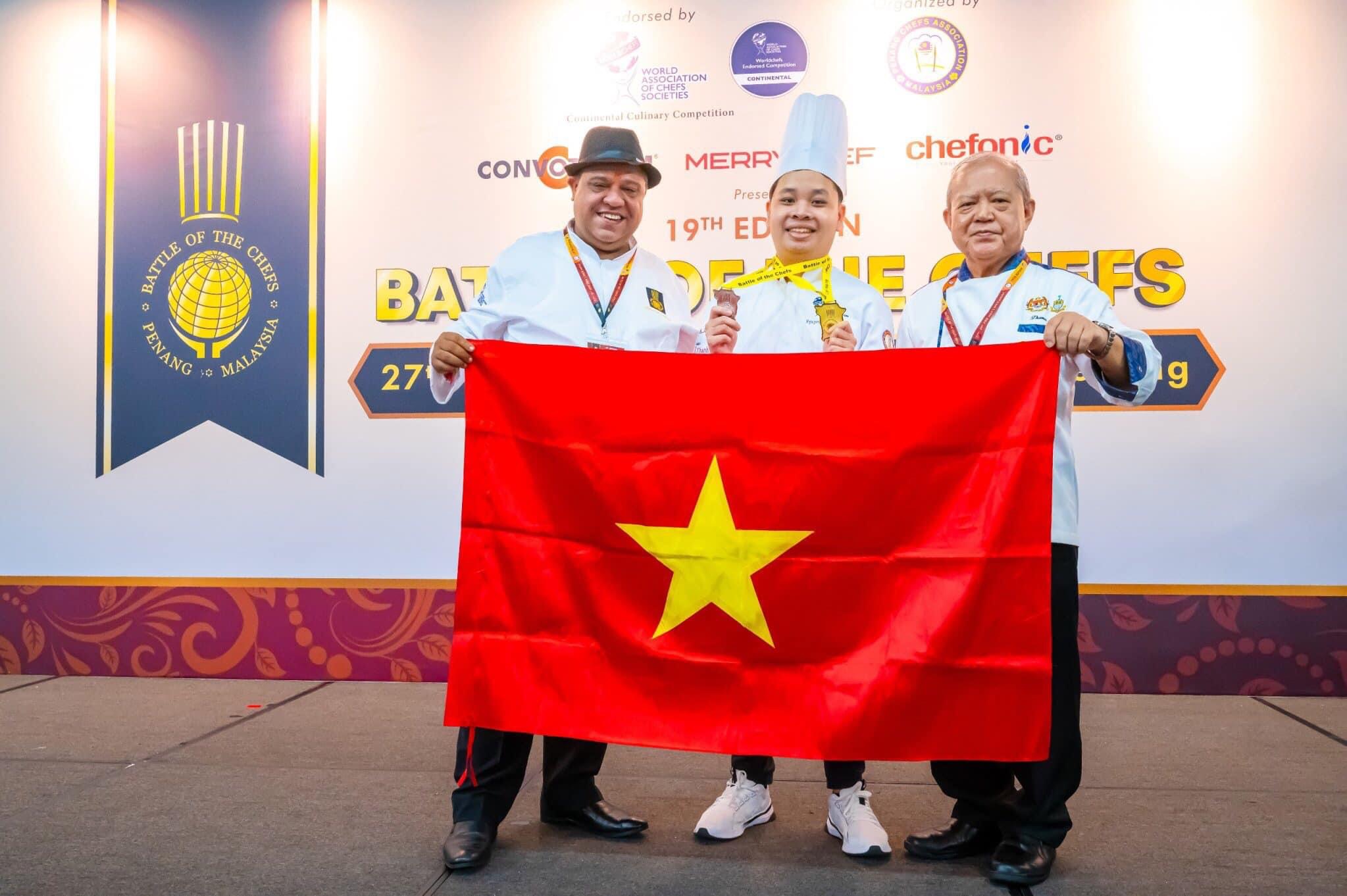 Mang hát bội lên bánh cưới, nghệ nhân 9X giành huy chương vàng quốc tế - Ảnh 2. Mang hát bội lên bánh cưới, nghệ nhân 9X giành huy chương vàng quốc tế - Ảnh 2.