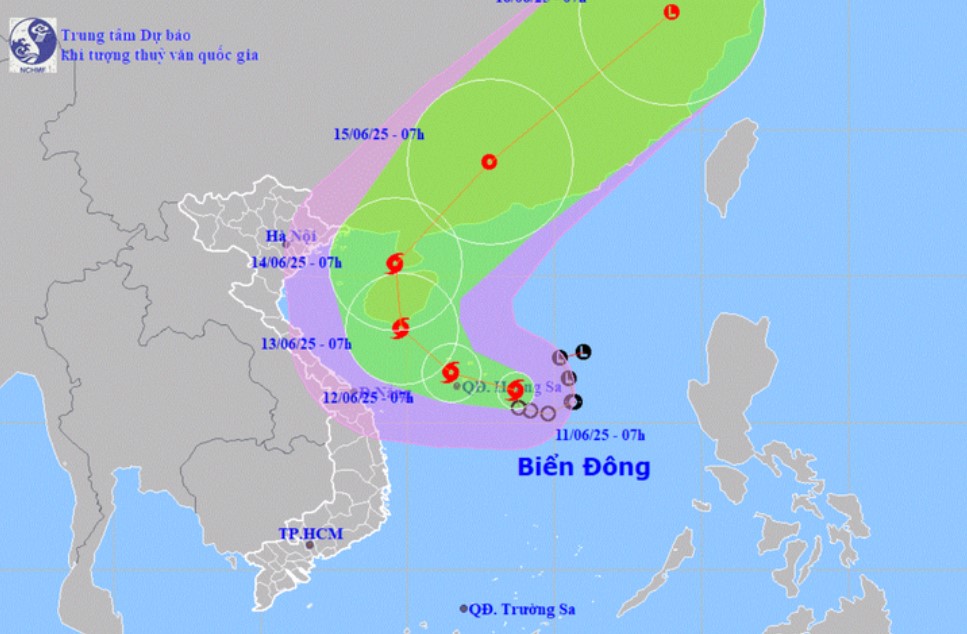 Nam Trung Bộ kêu gọi tàu thuyền tránh trú bão số 1 trên biển Đông - Ảnh 1. Nam Trung Bộ kêu gọi tàu thuyền khẩn trương di chuyển tránh bão số 1 - Ảnh 1.