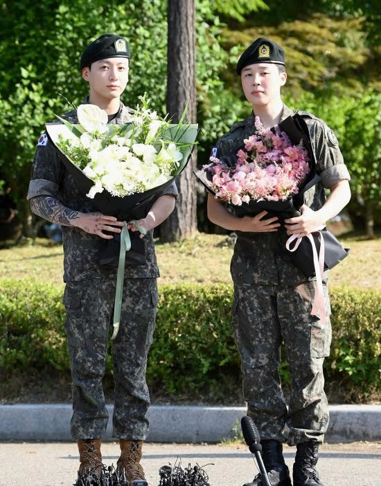 Jimin và JungKook (BTS) xuất ngũ, ARMY nóng lòng chờ ngày thần tượng tái xuất - Ảnh 1.