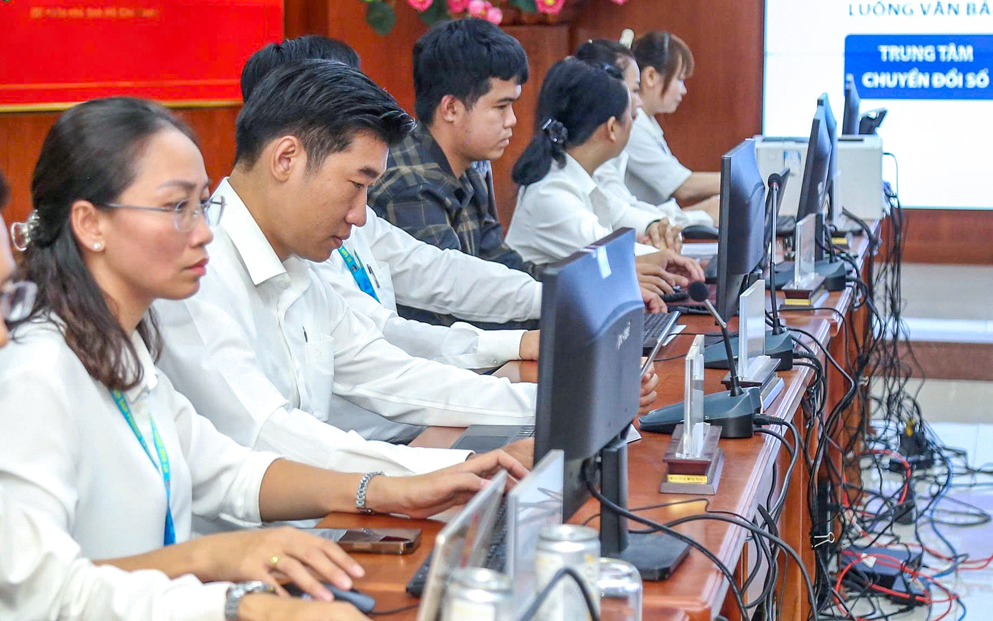 cán bộ - Ảnh 1.