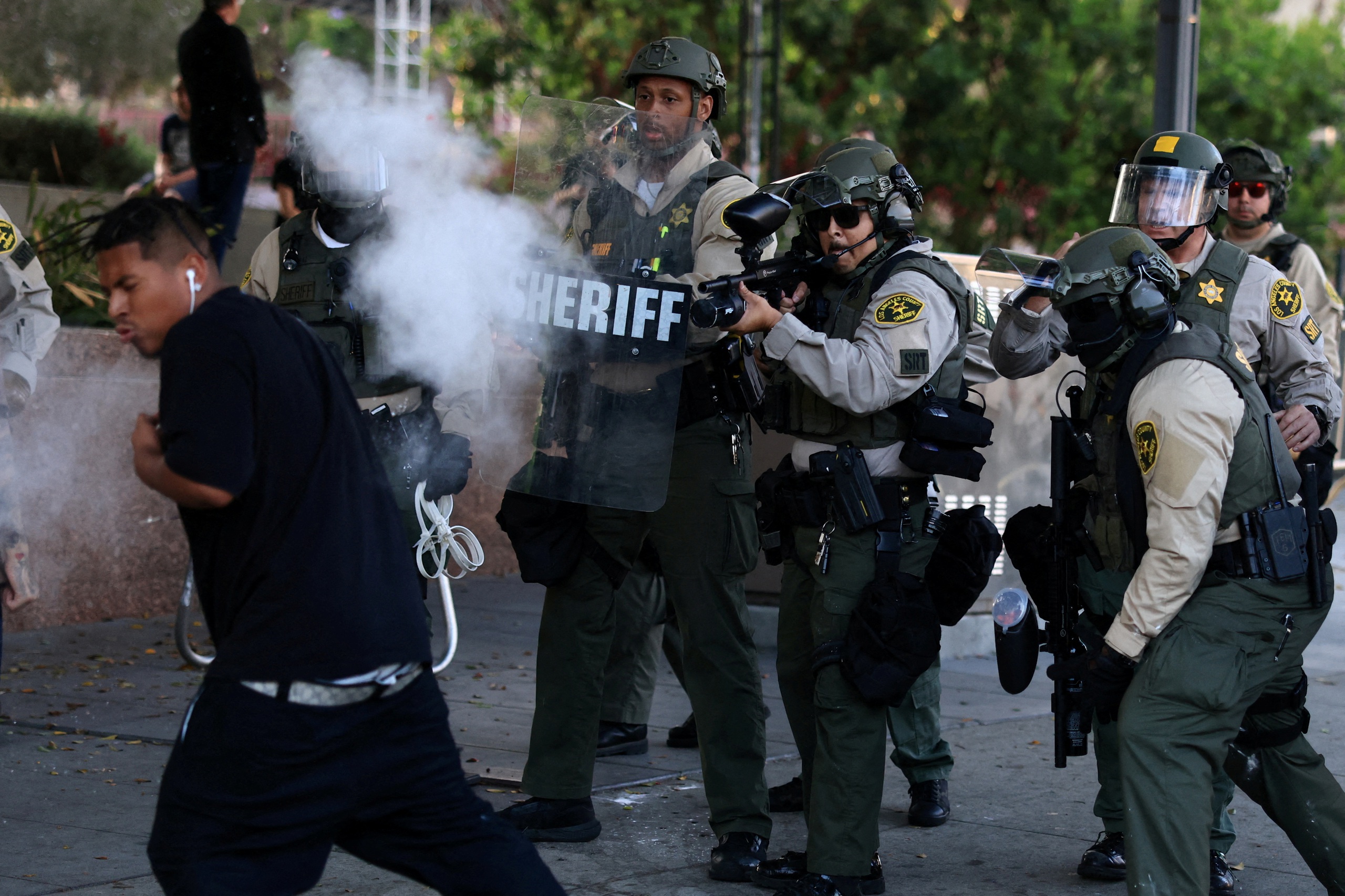 Thống đốc California cương quyết đối đầu, nói ông Trump 'dối trá' - Ảnh 1.