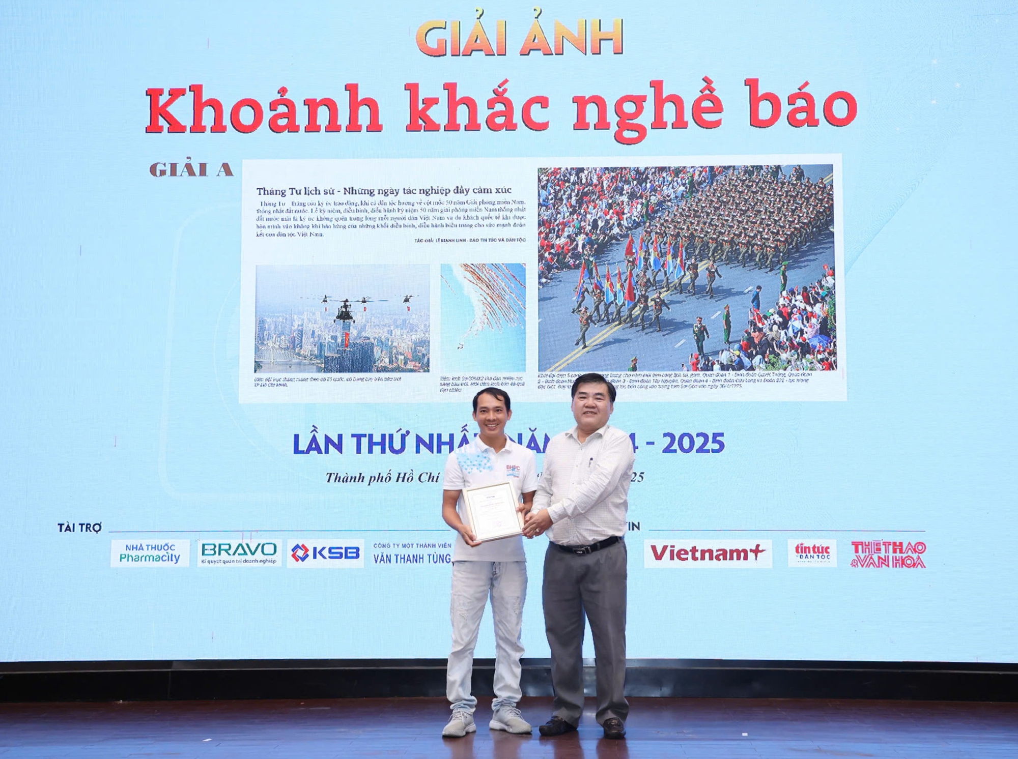 - Ảnh 1. Khoảnh khắc nghề báo - Ảnh 1.