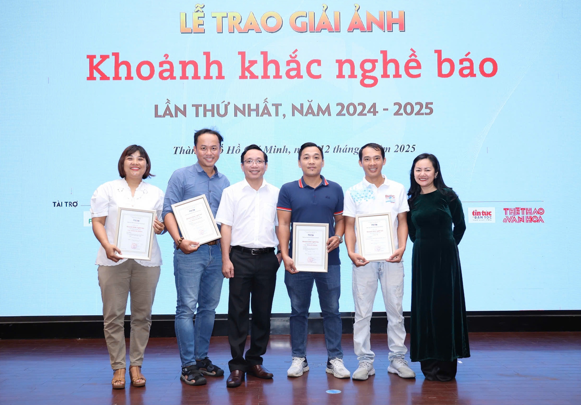 - Ảnh 3. Khoảnh khắc nghề báo - Ảnh 3.