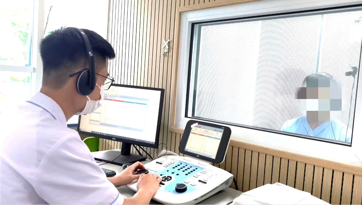 Tắm khuya bằng nước lạnh, nam thanh niên suýt điếc hoàn toàn - Ảnh 1. điếc đột ngột - Ảnh 1.