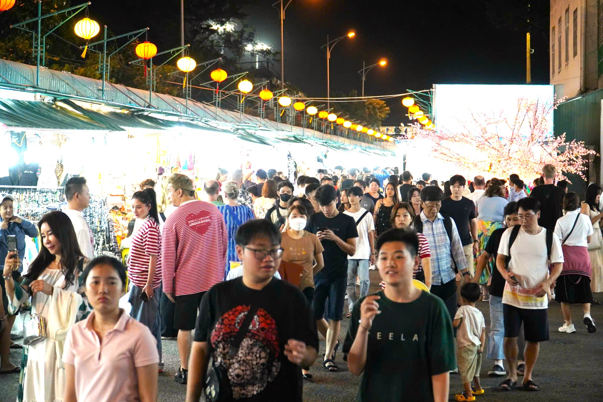 Làm cách nào đánh thức kinh tế, du lịch đêm ở Nha Trang? - Ảnh 1. Đánh thức kinh tế đêm, du lịch đêm ở Nha Trang, cách nào? - Ảnh 1.