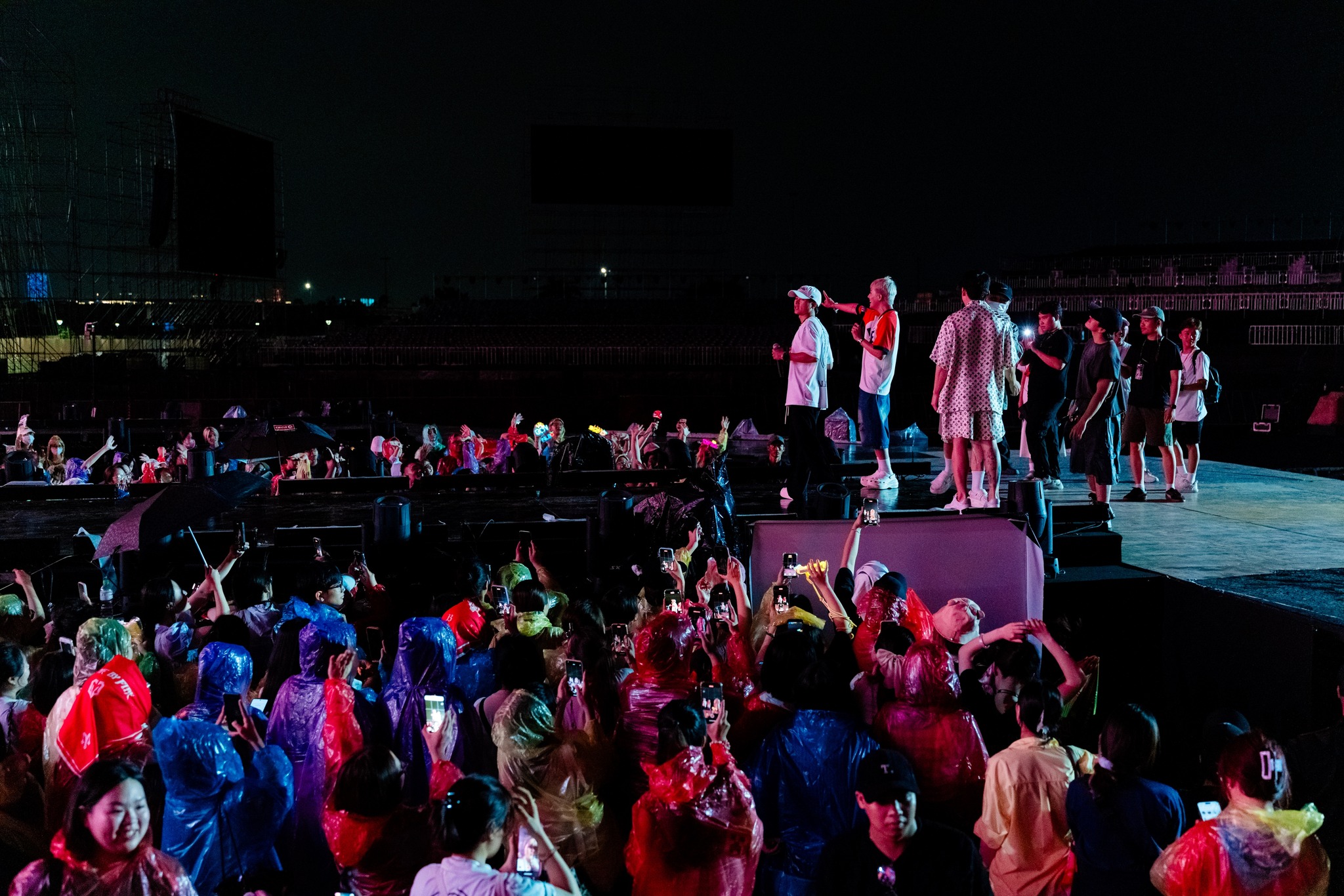 Fan hào hứng tiếp ứng concert Anh trai vượt ngàn chông gai - Ảnh 12. Anh trai vượt ngàn chông gai - Ảnh 12.