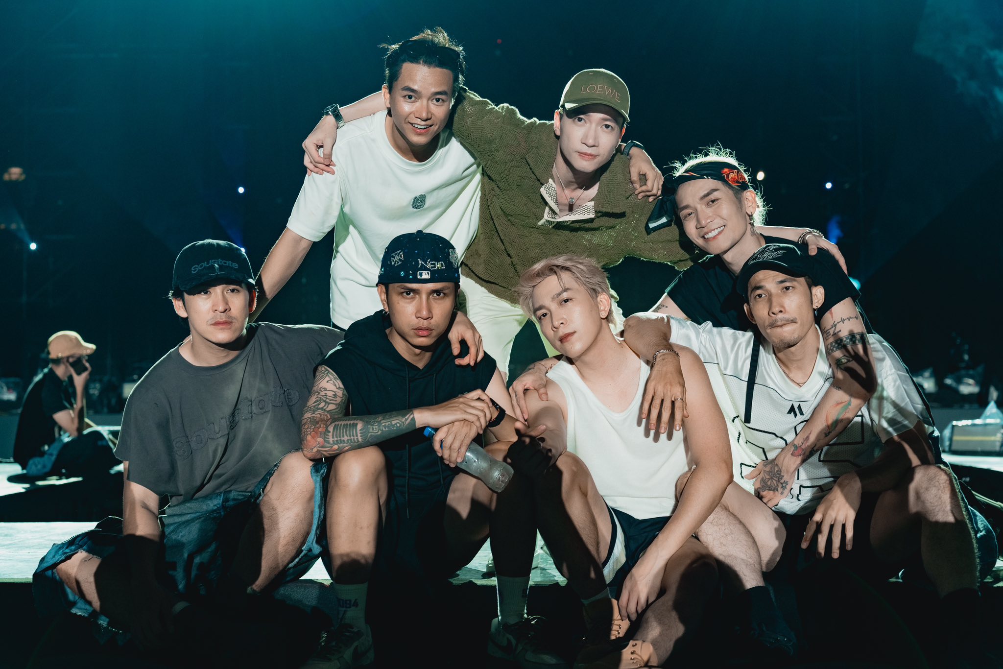 Fan hào hứng tiếp ứng concert Anh trai vượt ngàn chông gai - Ảnh 10.